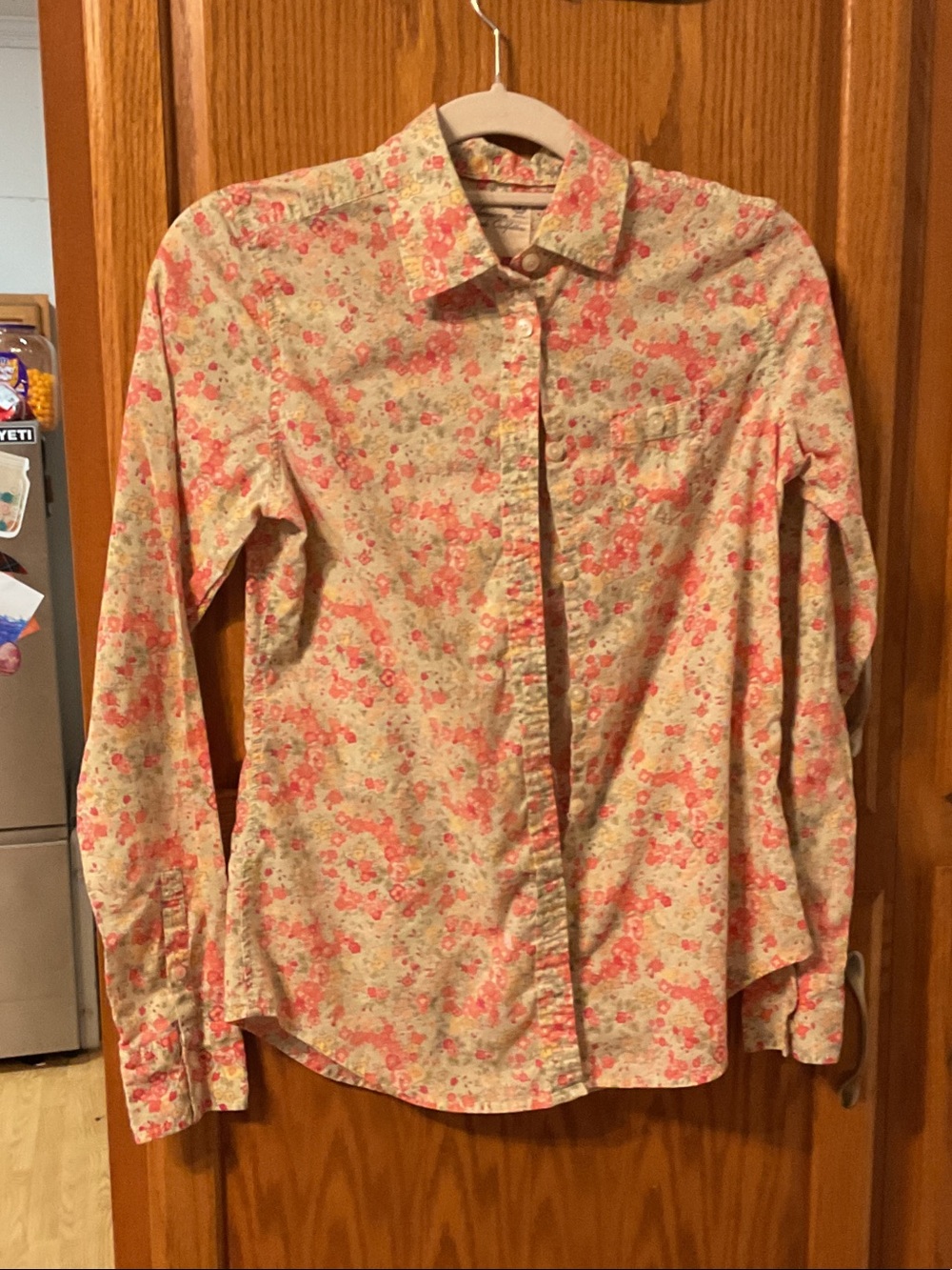 American Eagle Outfitters Floral Button-Down Shirt in Coral and Cream size small